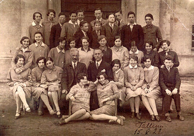 Tallinn - 1928. Jewish Gymnasium 15.5.1928
Left to right.
First row (sitting): Valentina Klompus (Poljak), Anna ?,  Sara Schulklepper, Samuil Gurin, Roosiste, Sara Rybka, Meri Scher, ?, Robi Scher
Middle row: Citron, Mira Rochlin (Schats), Basja Katchev(Schats),  Stella Schulklepper, Anja Rybak, Dora Haitov, Polina Rapoport, ?. ?, Bibi Heimann
Top row: Sara Buras, ?, ?, ?, Leo Ginovker, Nosson Stark (at top), ?, Boris Beilinson, Zalman Lerman?, ?, ?
at bottom: Meri Jankelson, ? 
Keywords: [unknown]
