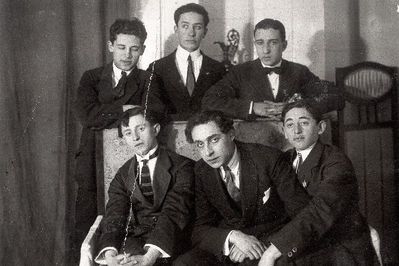 1929
Left to right.
Sitting: Jakov Jeirus, Josset?, Max Jeirus
Standing: ?, ?, ?
Keywords: [unknown]