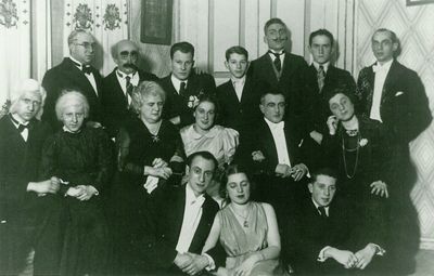Tartu Jewish theater (~1938) "Schwer zu sein a kapzen"
Left to right

Top row: Aleksander Eidelkind, Moshe Drui, Israel Levin, Schimon Nadel (Nodel), Jacov Gelbart, Haim Resnik, Zeev Ratenberg
Middle row: Jossef Beltschikov, Dora Zagorye, Sara-Rachel Gutin, Esther Katzin, Schaul Hasin, Feigele Schur
Bottom row: Moshe Michelson, Selda Levin (Murschak), Rafael Hershaw (Hirschovitsch) 

