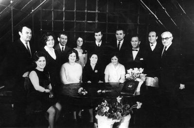 "Anna Frank" (1971)
Left to right (both rows together):
Ben Drui (producer), Avigail Fainstein, Linda Vernik (design), Isaac Beilinson, Sima Libman, Inna Gelb, Enna Krochik, Mark  Schagal, Julja Beilinson, Jossif Schaikevitsch, Tevja Majofes, Lev Beilinson, Leib Hasak


