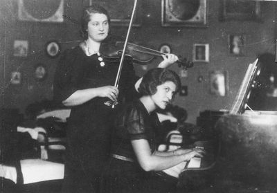 Musical sisters Feinstein
Raja Drabkin (Feinstein) - left with  Anna (Baby) Feinstein in Tallinn - probably in the beginning of 1930's.
Anna Feinstein emigrated to Palestine in 1935.
Keywords: [F]