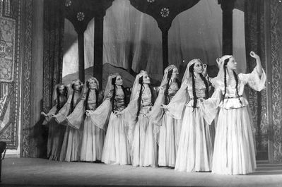 "Vanemuine" - the musical comedy "Rändkaupmees" (Arshin Mal Alan - "The Cloth Peddler") by U. Hadzibekov - 17/10/1953
The fourth from right - Haja Raidna (the real name Haja Judeikin (Raichman))
