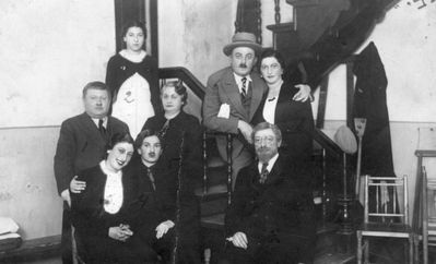 1936 - Pärnu "Achdut"  theatre - comedy "A retsept gegn Schvigers"
7/11/1936

Left to right.
Bottom: Haja Mandelkorn, Haja Ogints, Mihhail (Meische) Grodinski
Middle: Abba Klein, Frau Dr Levin
Top: Ljuba Pavlovski, Schabtai Permand, Riva Freiman
Keywords: Achdut [history]
