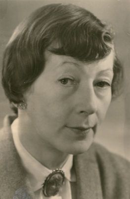 Anna Ekston (1908-1992), a ballerina, stage manager, and a teacher.
Keywords: [E]