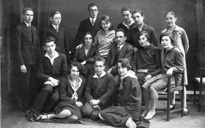 Tallinn - 1929. Jewish gymnasium 1930 graduation class in 1929 -  before the departure of teacher Bernstein
Left to right.
Top row: Wulf Gerschanovitsch, Issai (Saja) Levin, Abram Danzig, Bluma Rubanovitsch (Gabovitsch), ?, ?, Basja Danzig
Sitting middle row: Viktor Klompus, Yamima Rom (Gurevitsch), Bernstein, Fanni Glickman (Jakobson), Riva Itzoch
At bottom: Anna Klas (Gurevitsch), David Gerschanovitsch, Hansi Hoff
