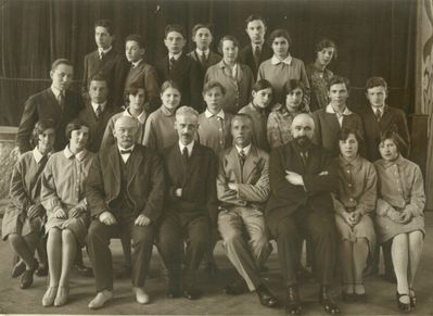 Tallinn - 1929. Jewish gymnasium - 1929, IX class
Left to right.
Top row: Isak Veidenbaum, Leo Ginovker, Jacob Gordon, Alter Rudnik, Anja Girson (Rybak), Moisei Stark, Rosa Tamarkin, Zenni Baran (Epstein)
Middle row: Nosson Stark, Boris Beilinson, Basja Schats, Meri Scher, Dora Haitov, Sara Schulklepper, Polja Rapoport, Jossif Migdal, Robi Scher
Bottom row: Stella Schulklepper, Emma Jakobson, Moritz Christianovitsch Sauerbrei - school inspector, Samuil Jakovlevitsch Gurin - school director, Roosiste - gymnastics teacher, Gurevitsch - music teacher, kantor; Riva Scher, Bibi Heimann 
