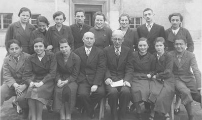 Tallinn - 1936. Jewish Gymnasium 1936-1937
Left to right.
Standing: Mascha Grinstan, Riva Kantor, Dita Isurin, Rachel Rogovski,  R. Meladschin, Scher,  ?, ?
Sitting: ?, ?, ?, Dubovski, Gurin, ?, Tamara Jankelson, Leo Gens
(wrong order...)
