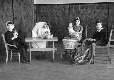 Tartu - 1940. Jewish school III grade - 1940
Left to right: Scholem Saposchnikov, Herz Lutrin, Re Abramson (Perlman), Gita Schank 
