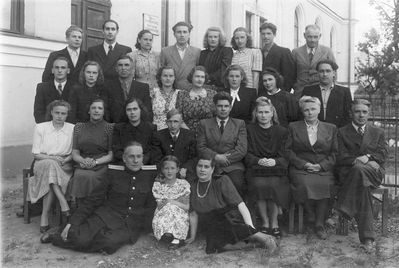 Tartu - 1950. Töölisnoorte õhtukool 1950
Top row, second left - Shimshon Baron
Sitting: ?, Mira Solomon (Schapiro) - german language teacher, ?, ?, ?, ?, ?, David Solomon (Tartu Jewish gymnasium director before the WWII)
