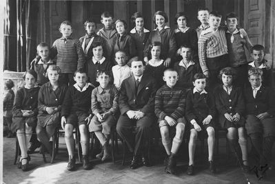 Tartu - 1932. Tartu Jewish school - V class. ~1932
Boys: Julius Herschkovitsch, Zvi Ogus, Avraham Danzig, Jacov Smolenski, Benjamin Heiman, Moriz Heiman, Mendel Ditman (?), Benjamin Kahan, Israel Migdal (?), Izhak Itzoch, Jura Schapiro, Schlomo Sofer, Haim Pivnik, Eli Kit, Daniel Goldman
Girls: Hana Aronovitsch, Berta (Beila)  Haitov, Ester Passov, Scheine Aronovitsch, Vera Bik, Scheina Koslovski, Lena Ratscheg/Razig (?), Sara Ribka, Golda Vimerg (?), Scheina Gleser  

