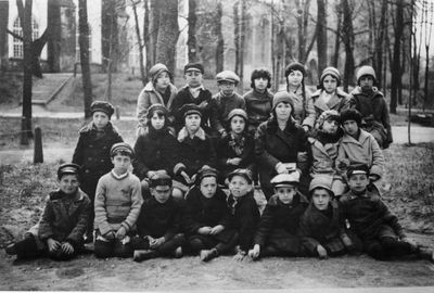 Tartu Jewish  school
Left to right.
Bottom row: Nodel, Berl Muschkat, Aba Pivovarov?, ?, David Pärtel, Mischa Tuvias, Haim Resnik, Bezalel Kahn
Middle row: ?, ?, Anni Eidelkind, Drui?, Mme Nodel, ?, Hene Gens
Top row: Mogilkin, Hone?, Jascha Pivovarov/Bekka Spungin, ?, Sara Barnoy (Epstein), Shulamit Sverdlov (Pajenson), ?

