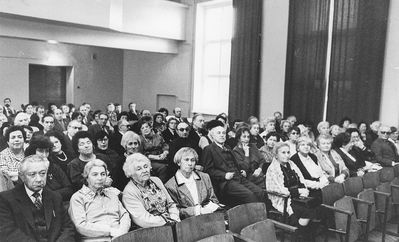 Tallinn - 1988 - Tallinn Jewish gymnasium gathering - 27/11/1988 - S. Gurin's 100. Jubilee
Left to right.
Sitting in the first row: Scholem Stupel, Mascha Saltsman (Schkop), Bluma Rubanovitsch (Gabovitsch), Anna Klas (Gurevitsch), Miriam Meiler (Pesin), Ester Schadzunski (Frank), Nezhinski, Anita Turovski (Klaus), ?, Rybka
