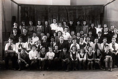 Tallinn - 1940. Jewish secondary school - 1940
Tallinn jewish secondary school - 1940  
Left to right.
Top row: Boris Goldberg, Inna Gens, Esther Poljazkin, Lena Seidelsohn (Papp), Rachel Zivian, ?, ?, Minna or Basja ?, Lea ?, Ita Saks?, Ita Bassel (Poljazkin), Lea Schocher, ?, Frieda Slomka, ?, Jakob Rochlin
II from top: Hardy Braschinsky,  Samuel (Mulli) Lermann, ?, Gena (Heino) Baskin, ?, ?, ?, ?, ?, ?, ?, ?, Osja Braschinsky, David Slomka, Hulda Rochlin (Teenar-Mandel), Bella Papp
III from top: ?, Bella Pekarevich (Rosenfeld), Dina Pliskin (Levin), Ester Vee (Rochlin), Afraim Rochlin, ?, Isak Bachmat, S. Gurin, Roli Rusinov, Schnebeg (Yidisch), Sara Mirvits, Eliezer Beltschikov, Bubi Pivnik, ?
Bottom row: Donald Dubrovkin, Slomka, Feige Novoselov (Schenkman), Mascha Wasserman, Liebe Naimark, Rosa Goldberg, ?, Dveira Rusinov (Vigderhaus), Scheine Voloschin (Schenkman), Ida Bam, Golomb? 

