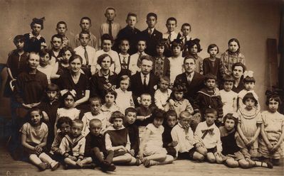 Valga - 1926.  Valga Jewish primary school - 1926
Left to right.
Teachers: ?, ?, ?, Isak Bachmat, Samuil Polykovski
Top row: 3d from right Teodor Polykovski
