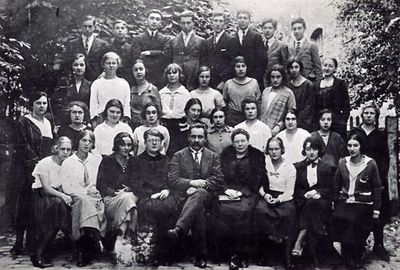 Tallinn - 1924. Russian private gymnasium  - 4 (VII) class - 1924
Left to right.
Top row: ?, Josi Pakkin, ?, Sami Racheltschik, ?, ?, Herman Meiertal, ?
II from top: ?, ?, ?, ?, ?, Nansi (Nohema) Edelhaus (Jakobson),  Tsippa Levin (Bovschover), ?, ?
II from bottom: ?, ?, Miriam Usvanski (Gabovitsch), ?, Riva Spektor (Jakobson), Paula Pakkin (Besprosvanie), ?, ?, ?, ?
Bottom row: ?, ?, Mariascha Goldmann (Reichman), ?, ?, ?, Bunja Eidus, Asja Pakin (Brisk)
