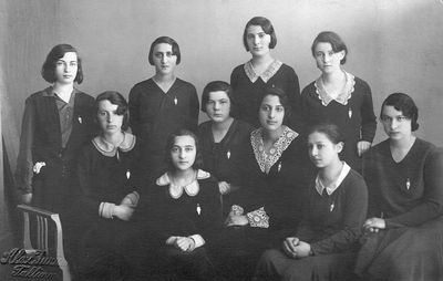 Tallinn - 1930. Jewish Gymnasium - 1930 graduation
Left to right.
Standing: Fanni Raichman, Mima Rom (Gurevitsch), Fanni Jakobson, Bluma Rubanovitsch (Gabovitsch)
Sitting: Hansi Hoff, Anna Stein (Migdal), Riva Itzoch ("big"), Migdal, Basja Danzig, Anna Klas (Gurevitsch)
