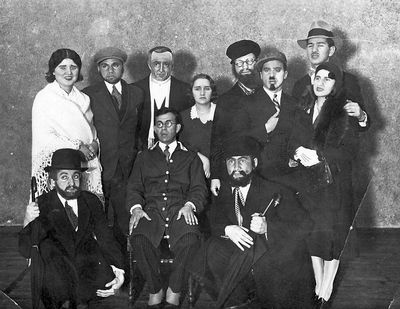 Tallinn - 1931. Jewish Gymnasium X grade Drama studio - 1931
Drama studio, director Zitomirski. Schalom-Aleichem "Der Hasn".
Left to right.
Back row: Meri Scher, Menasche Stein, Mutti (Samuil) Berkovitsch, Sally Katsev, Jakov Gabovitsch, Tusja (Artur) Delski, Isi Itskovitsch, Mira Pessin
Front row: Njuma Levitan (Levanon), Zitomirski, Hirsch Geruchmanov 

