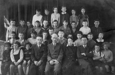 Tallinn - 1933.  Jewish school children - 1933
II class
Left to right: 
Top row: ?, ?, ?, Rezi Vseviov (Vald)
Second row from top: ?, ?, ?, ?, ?, ?, ?, Harry Rybak, Jakov Vald, ?
Third row from top: ?, ?, Schura Goldman, Lidia Morein (Ivanovski), ?, ?, ?, ?, ?, Anni Pines
Sitting: ?, Zipukov, ?, Gronimov, Samuil Gurin, Hazkina, Zitomirski, Roha Naimark, ?
