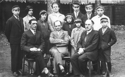 Tartu - 1930. school 1930
Left to right.
Sitting: Ezriel Schaput,  Nadel (Nodel), Leib Levitin
Standing (small children): Sina Intreligator,  Minna Mischkin, Appa Fainmann
Upper row: Mosche Michelson, Spungin, Spungin, Estonian teacher, Leo Usvanski, Rafael Bass, Schalom Schapiro
