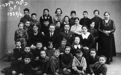 Valga Jewish school 1935/36
Left to right
II row from top: ?, ?, Ida Gurevitsch, Bella Gurevitsch, Sara Musikant, ?, ?, ?, Mottke Bell


