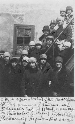 Valga gymnasium  girls
Jewish girls:
The teacher J. A. Zynovskaja (marked with X), Raja Wasserman (XX), Raja Schapiro (XXX), Haja Falkov (IV), Lea Entin (V), Zenja Melamed (VII), Maria Witkovsky (VIII), Lilja Baze (IX), Berta Feingold (X)
Keywords: [Z] [W] [S] [F] [E] [M] [B]