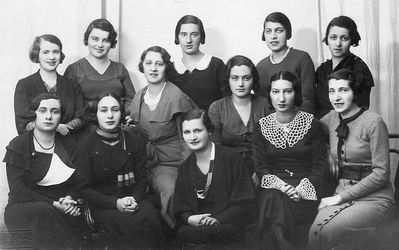 Tallinn Russian gymnasium girls
Left to right
Top and middle row: ?, Miriam Usvanski (Gabovitsch), Ljudmila Gorbacheva, Riva Spektor (Jakobson), Zippa Levin (Bovschover), Nansi (Nohema) Edelhaus (Jakobson), Zosja Menell (Gutkin)
Sitting: Paula Pakkin (Besprosvanie), Mariascha Goldmann (Raichman), Nadezda Taarna (Tsõgankova)?, Asja Pakin (Brisk), Sara (Jakobson)
