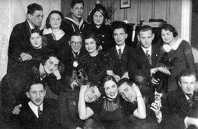 Tallinn - 1933 Tallinn
Left to right.
Bottom row: Sara Buras, Temin, ?, Sara Schulklepper, ?, Robi Scher
Middle row: Meri Jankelson, Valter Migdal, Reisi Tamarkin, Mischa Gutman, ?, Jetti Gleser
Top row: Jacov Gordon, Sara Barnoy (Epstein)?, Osja Itzoch, Dora Itzoch (Haitov)
