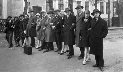 Tallinn - 1928 - 27/5/1928 - Tallinn Jewish Gymnasium graduation celebration
backside: В Екатеринтале в 8-1/2.9 ч. у. В 10 ч. у. пришла домой и, ни секунды не поспав, помылась и всем классом поехали в 12 ч.у. на "торжественный акт" II выпуска. Конечно речи, самые трогательные напутствия и т.д. и т.д. при битком набитом публикой зале. Чудно было. Но так все устали, потом чуть ли не на четвереньках ползали.  
