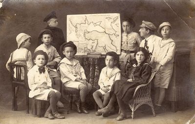 Viljandi - 1919. Heder (Jewish school) "Ora Disentschik" in Viljandi - 1919
Sitting III from left / Abram Paturski; 5th from left - Harry Patursky. 
