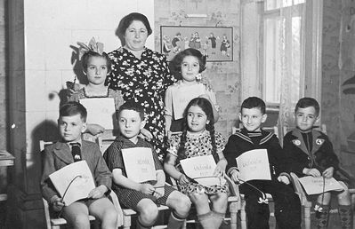 Tallinn - 1939. Yiddish kindergarten 1939
Left to right.
Sitting: Scharl Feigin, Harry Raichman, Lia Saks, Tolja Bassel, David Schur
Standing: Ruth Kantor (Ring), Fanja Dubovski, Lia Rogovski
