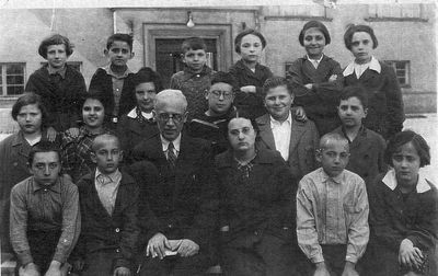 Tallinn - 1938. Jewish school - 4th grade - 1938
Left to right.
Top row: Miriam Pliner, Israel Vseviov, Zalman Bam, Lidia Leibo, Zunda Ivanovski, Ljuba Gordon
Middle row: Jaffa Rosinko, Ruth Lipelis, Ljuba Koslovski, Hardy Braschinsky, Mulli Lermann, Josif Braschinsky
At bottom: Ossi Gurevitsch, Haim Leesik, Samuil Gurin, Rosa Haskin, Hirsch Leesik, Elli Krüger 
