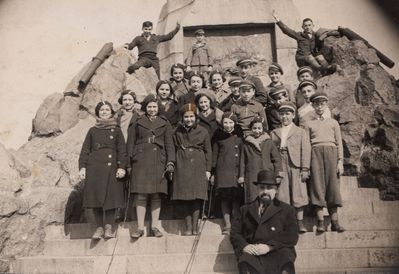Tallinn - 1939. Jewish Gymnasium - 1939-40 - 2 classes together
Left to right.
At bottom Kantor Gurevitsch.
I row from bottom (7): Schura  Goldmann, Ljuba Kan, Bella Pikarevitsch (Rosenfeld), Dina (Libe) Kuremaa (Naimark), Resi Zalkind, Bubi Fürst, Borja Rubinstein
II row from bottom (6): ?, Ruth Kamerasse, Hensi Pliner, Avi Nachumov?, ?, ?
Top row (7): ?,  Anni Pines, Ljuba Scherman, Julius Olivson, Schimon Rosinko, Sima Rapoport, ? 
Standing on top: Adi Besprosvanie, ?, Haim Blechman  
