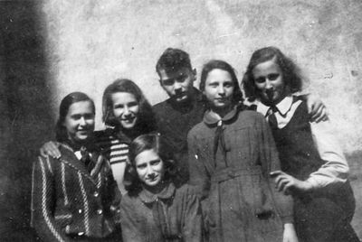 Tallinn - 1939. Jewish School - 1939-1940.
Left to right: Rachil Tsivian, Lena Paap, Beilinson, Libi Naimark, Mascha Wasserman.
At bottom: Miriam Pliner
