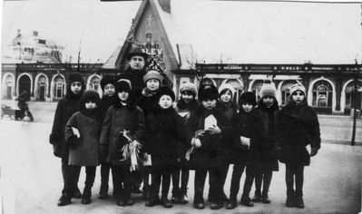 Tallinn - 1930. School trip - 1930
The teacher - Dubovsky.
Left to right:
Hesse Pozaisky, ?, ?, ?, Mascha Levin (Grinstan)


