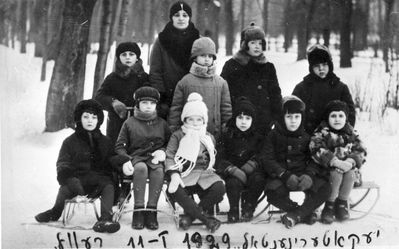 Tallinn - 1929.  elementary school children in Kadriorg near Tallinn - 11.1.1929
The teacher - probably Basja Meiertal (Schneberg)
