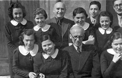 Tallinn - 1940. Jewish gymnasium - 1940 graduation
Left to right.
Standing: Hesse Kitt (Pozaisky), Tamara Jankelson, Israel Dubovsky, Judith Issurin, ?, Riva Klugman (Kantor), Leo Gens
Sitting: Ljuba Sack?, Sara Scher, Samuil Gurin, Mascha Levin (Grinstan) 
