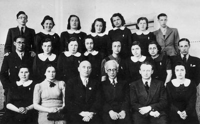 Tallinn - 1940. Jewish gymnasium - 1940 graduation
Left to right
Top: Solomon Sofer, Ljuba Sack, Dina (Nyusa) Slutsk, Riva Klugman (Kantor), Mia Kolomoitsev, Tamara Jankelson, Gabi Pikarevitsch
Middle row: Leo Gens, Rebekka Mletschin, Mascha Levin (Grinstan), Hesse Kitt (Pozaisky), Eugenia Loov (Gurin), Jehudit Issurin, Tsilla Joffe (Beltschikov), Reeno Eidelmann
Bottom row: Sara Scher, Basja Meiertal (Schneberg), Israel Dubovsky, Samuil Gurin, Isak Bachmat, Bella Haitov?

