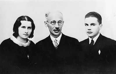 Tallinn - Before the visit to the President
The best students of the Tallinn Jewish Gymnasium before going to the President. Miriam Pessin, Samuil Gurin and Menasche Schein
