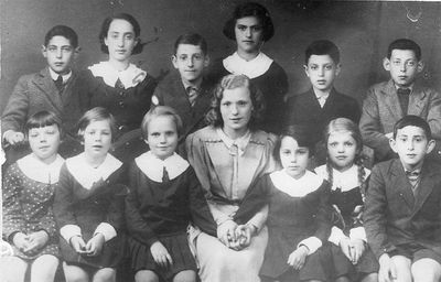 Tartu - 1938.  V estonian elementary school 1938-39
The teacher Aino Värv-Sulg with her pupil.
Left to right.
Standing: Pivovarov, Perle Levin, Gelb (Tuvias?), Mendeles, ?, Pivovarov
Sitting: ?, ?, ?, Aino Värv-Sulg, Joelit Pajenson, Sara Epstein, Gelb (Tuvias?)
