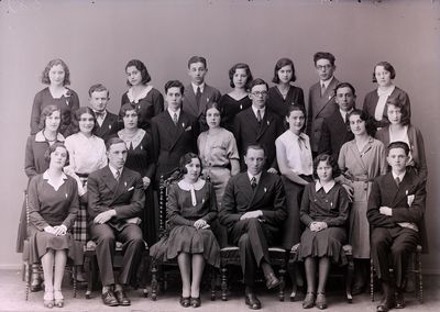 Tallinn - 1931. Jewish gymnasium - 1931 graduation class
Left to right:
Sitting: Ema Jakobson, Moissei Stark, Riva Scher, Nosson Stark, Meri Jankelson, Alter Rudnik
Middle row: Busja Schats, Rosa Tamarkin, Polja Rapoport, Isi Weidenbaum, Sara Schulklepper, Isi Migdal, Mira Rochlin, Aron Tamarkin, Sara Buras, Riva Harchat
Top row: Dora Haitov, Rubi Scher, Frida Zipukov, Leo (Moritz) Ginovker, Zenni Baran (Epstein), Stella Schulklepper, Jakov Gordon, Anja Girson (Rybak)
