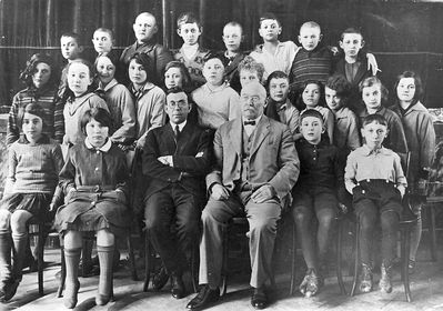 Tallinn Jewish Gymnasium
Teachers: Zitomirski (left) and Sauerbrei.
Jetti Hirschman third from right in the middle row.
