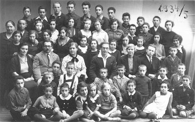 Valga Jewish school 1934
Teachers (left to right): Frieda Bachmat, Dr Polikovski, ?, ?, ?, Isak Bachmat
