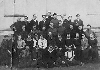 Tartu - 1921. Russian school - 1921
VII class
On top second from left Mischa Bakscht.
Second row from bottom V from right Tasja Bakscht (Amitan)

