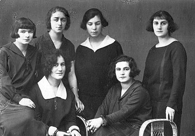 Tartu - 1925 - Tartu school girls
Left to right.
Standing: Passov (Pats?), Pesja Kruskal, ?, Tasja Bakscht (Amitan)
Sitting: ?, Lena Dobruschkes (Amitan)
Keywords: [A] [unknown]