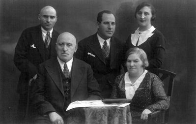 Blumberg family
Left to right.
Standing: ?, Feive Blumberg, Rosa Blumberg (Flaksman)
Sitting: Jakov Blumberg, Tsvia Blumberg
