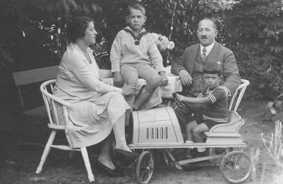 Maks Abramson family - 1931 Pärnu
Zila Abramson (Goldberg), David Abramson, Max Abramson, Gabi Abramson
Keywords: [G]
