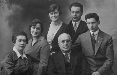 Amitan family
Left to right.: Fanny Amitan, Tasja Bakscht (Amitan), Lena Dobruschkes (Amitan), Leib-Arie Amitan, Jacov Dobruschkes, Ilja Amitan
