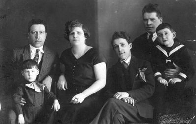 Asnovitsch family in Tallinn   ~1923
Left to righ: Nissan (Mischa) Asnovitsch-Yesodi with son Ezra, Miriam Asnovitsch-Yesodi (Leuscht), Jerucham Asnovitsch, ?, ?
