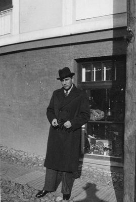Bakscht
David Bakscht in front of the shop in Tartu
