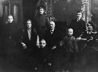 Beilinson family - Narva - ~ 1902
In the center: Hana-Risha Beilinson and Jakov Beilinson
Standing (left to right): Boris?, Benjamin, Samuil
Sitting at right - Lea Vseviov (Beilinson)
Small boy on left from her - David Beilinson
Boy sitting - Benjamin?

